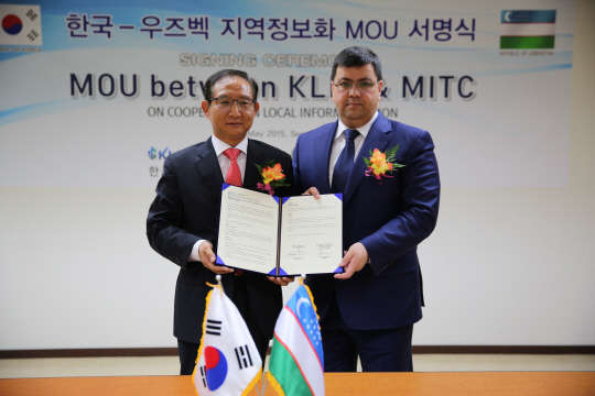 우즈벡 정보기술통신발전부 장관은 26일 한국지역정보개발원을 방문해 양해각서를 체결했다. 손연기 한국지역정보개발원장(왼쪽)과 후르쉬드 미르자히도프 우즈벡 정보기술통신발정부 장관이 기념촬영을 하고 있다. 사진= 한국지역정보개발원 제공